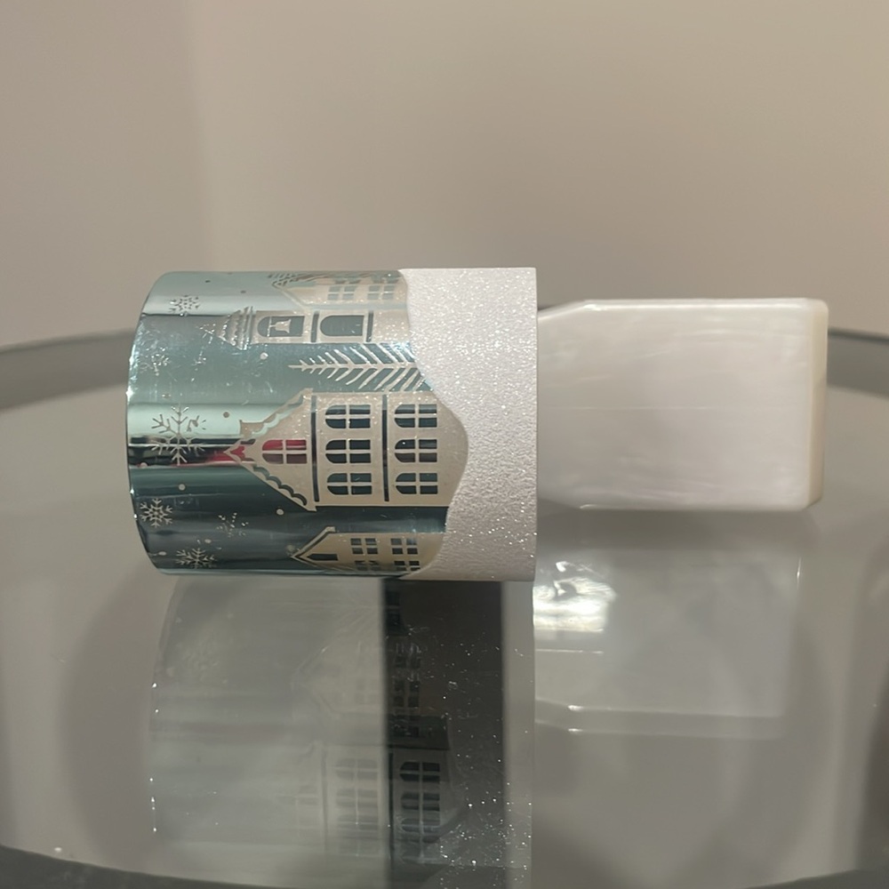 Bath & Body Works - Wallflower with a Winter Snow Scene - Picture 9 of 9